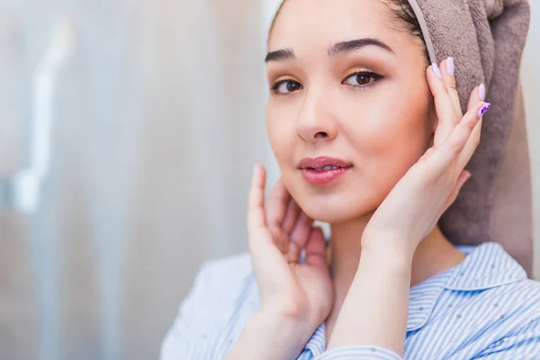 Gadis cantik setelah mandi menyentuh wajahnya. Kulit sempurna, kulit skincare . — Stok Foto