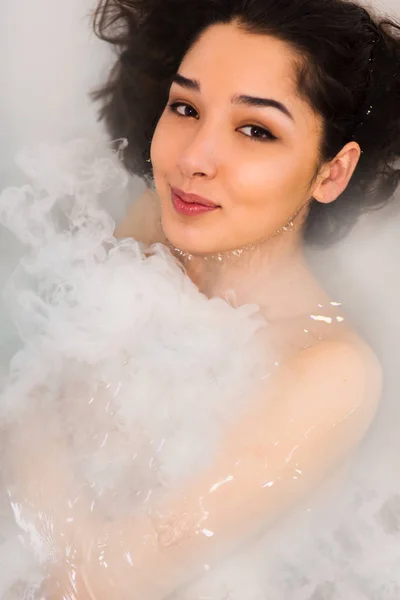 Gros plan portrait d'une jeune belle femme brune prend son bain — Photo