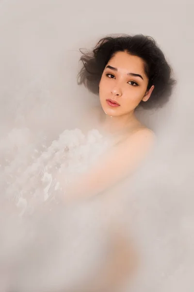 Krásná žena v bílé vodě, pohled shora — Stock fotografie