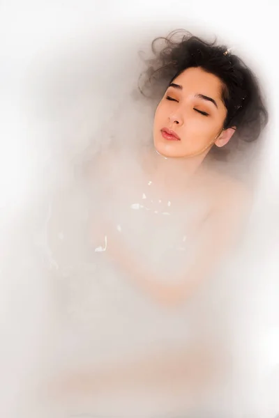 Piuttosto sexy bruna rilassante nella vasca idromassaggio — Foto Stock