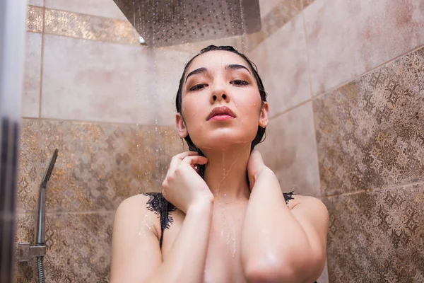 샤워에서 젊은 아름 다운 여자 — 스톡 사진