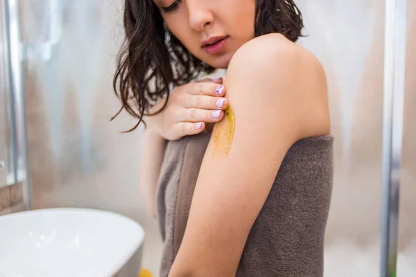 El primer plano de la mujer se aplica en el cuerpo, manos frotar, máscara, loción — Foto de Stock