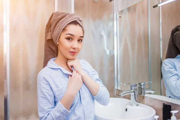 Wanita muda tersenyum cantik dengan handuk di kepalanya setelah mandi — Stok Foto