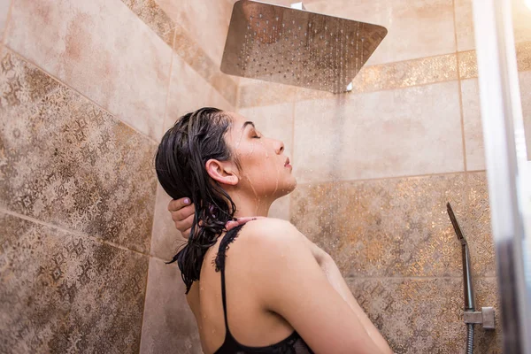 Una chica de pie en la ducha — Foto de Stock