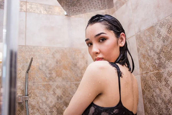 Hermosa mujer joven tomando ducha en el baño — Foto de Stock