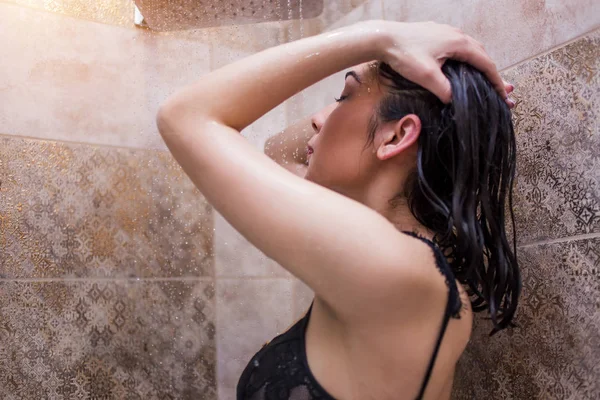 Young beautyful woman under shower — Stockfoto