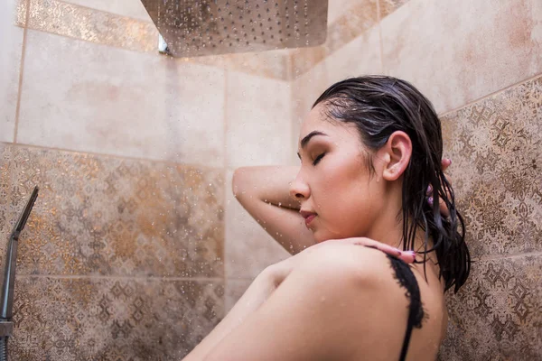 Widok z boku z piękną młodą kobietę pod prysznicem — Zdjęcie stockowe