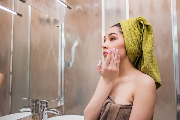 아름 다운 여자 샤워 후 얼굴 로션에 적용 — 스톡 사진