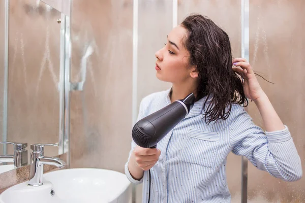 Wanita meniup rambut kering di kamar mandi — Stok Foto