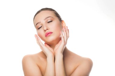 güzel kız beyaz arka plan ayrı tut moduyla off--omuz yüz Spa çevresinde gözleri kapalı ellerimle hassas makyaj ile bakım kozmetik