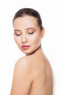 Beyaz arka plan, gözleri kapalı hassas makyaj ile güzel esmer kız
