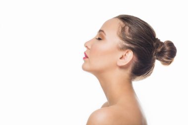 Güzel kadın beyaz ayrı tut moduyla arka planda. Profil, yakın çekim