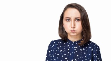 Komik güzel kız yanakları beyaz ayrı tut moduyla arka planda dışarı şişirme. İnsanlar, yaşam tarzı, gençlik, mutluluk. İyi mood duygularını gösterilen yüz buruşturma yapım olan güzel bir kadın. Beden dili