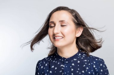 Güzel genç gülümseyen kız. Mükemmel taze cilt. Gençlik ve cilt bakım kavramı. Saçları rüzgarda Closeup kadın