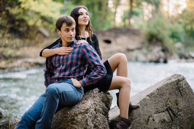 Güzel genç çift doğa üzerinde bekletin. Aşk hikayesi, randevu, aşk