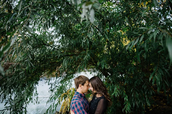 Belo casal na natureza. Valores familiares, amor, conceito de felicidade — Fotografia de Stock