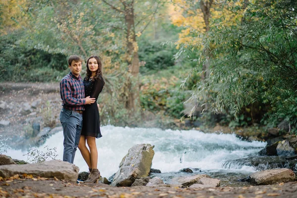 Прекрасна молода пара біля річки. Літо, природа, любов — стокове фото