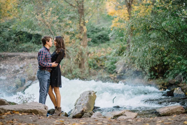 Bela jovem casal na chuva na natureza — Fotografia de Stock