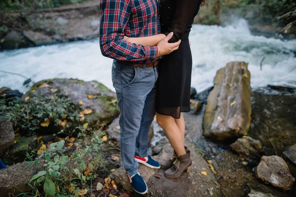 Schönes junges Paar in der Natur. Beine, ausgeschnittenes Foto — Stockfoto