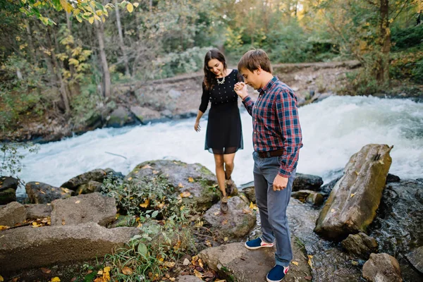 Amor, felicidade, conceito de juventude. Casal jovem — Fotografia de Stock