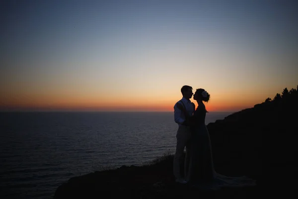 Namorada e namorado abraçando ao pôr do sol — Fotografia de Stock