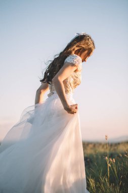 bir ormandaki açık havada güzel gelin.