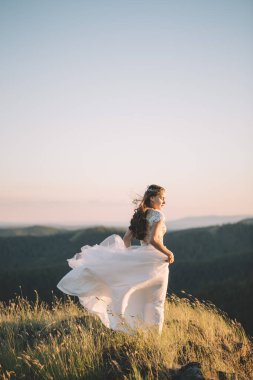 bir ormandaki açık havada güzel gelin.