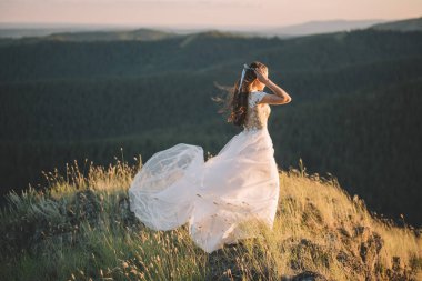 bir ormandaki açık havada güzel gelin.