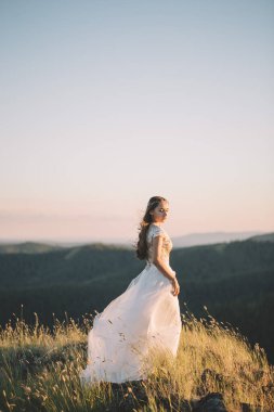 bir ormandaki açık havada güzel gelin.