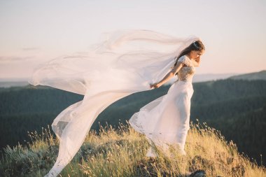 bir ormandaki açık havada güzel gelin.