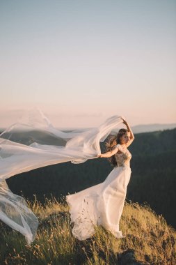 bir ormandaki açık havada güzel gelin.