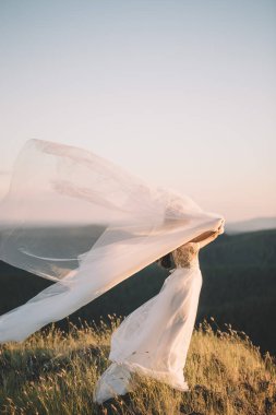 bir ormandaki açık havada güzel gelin.