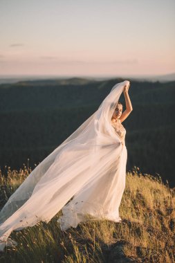 bir ormandaki açık havada güzel gelin.