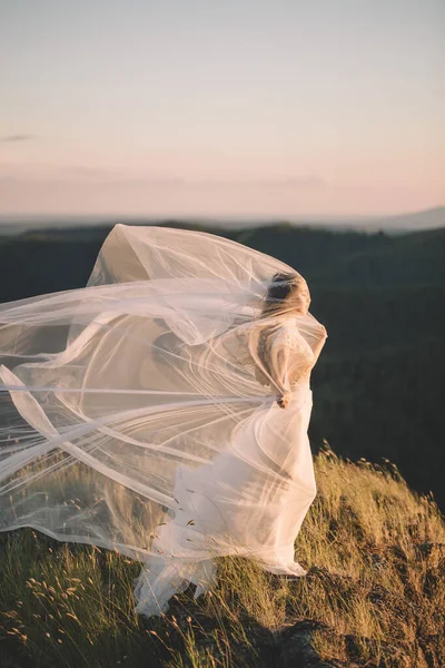 Belle mariée en plein air dans une forêt . — Photo