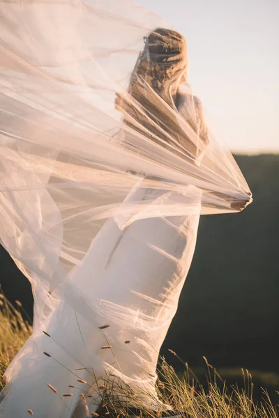 Belle mariée en plein air dans une forêt . — Photo