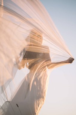 bir ormandaki açık havada güzel gelin.