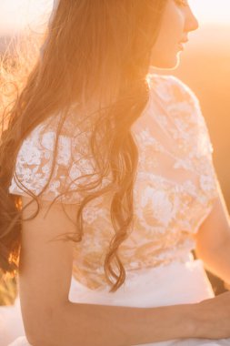 bir ormandaki açık havada güzel gelin.