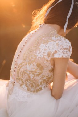 bir ormandaki açık havada güzel gelin.