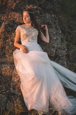 bir ormandaki açık havada güzel gelin.