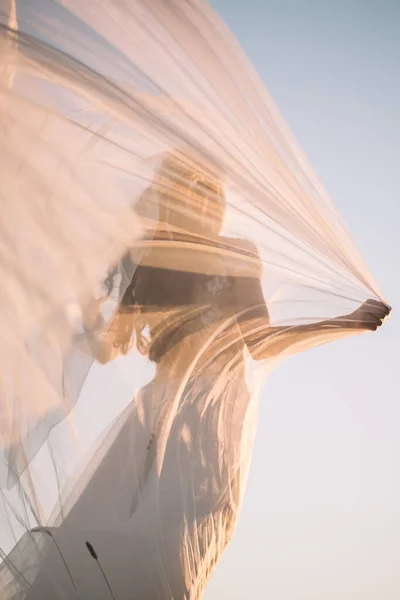 bir ormandaki açık havada güzel gelin.