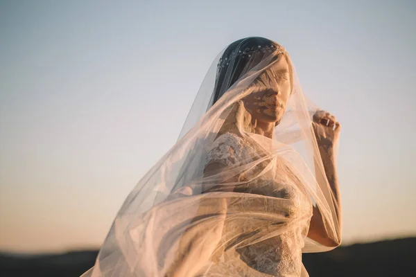 Indah pengantin luar ruangan di hutan . — Stok Foto