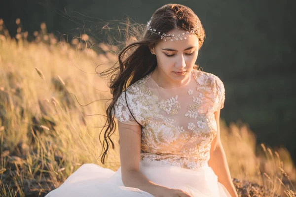 Bella sposa all'aperto in una foresta . — Foto Stock