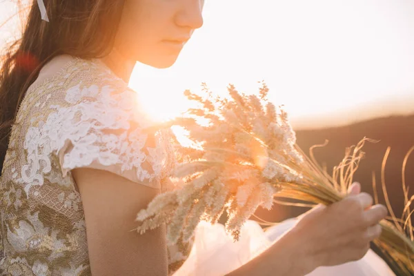 Belle mariée en plein air dans une forêt . — Photo