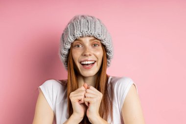 Örgü şapkalı beyaz bir kadının portresi.