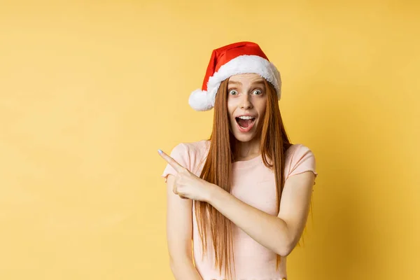 Krásná kavkazská modelka v santa klobouku — Stock fotografie