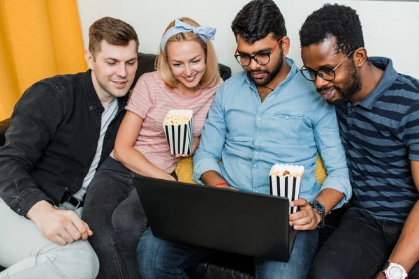 Un grupo de amigos usando el portátil y riendo — Foto de Stock