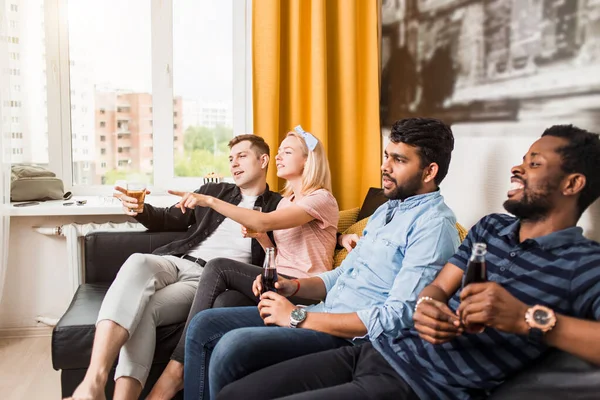 Grupo de amigos viendo televisión en casa juntos — Foto de Stock