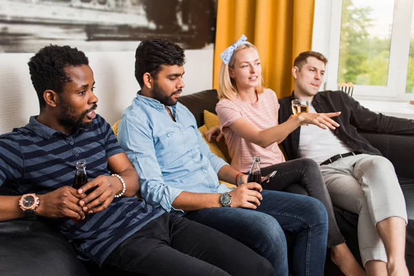 Grupa przyjaciół oglądania telewizji w domu razem — Zdjęcie stockowe