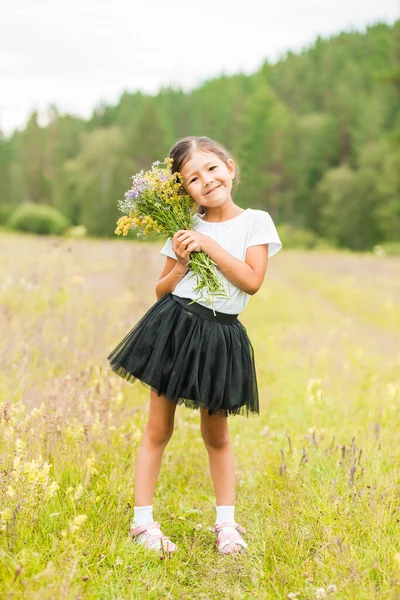 Портрет милої маленької дівчинки зовні — стокове фото