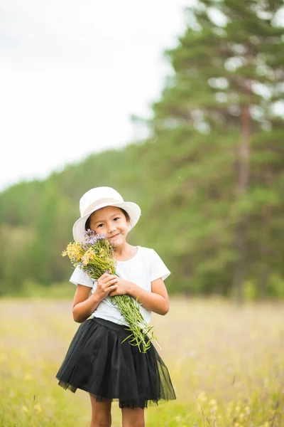 Портрет милої маленької дівчинки зовні — стокове фото